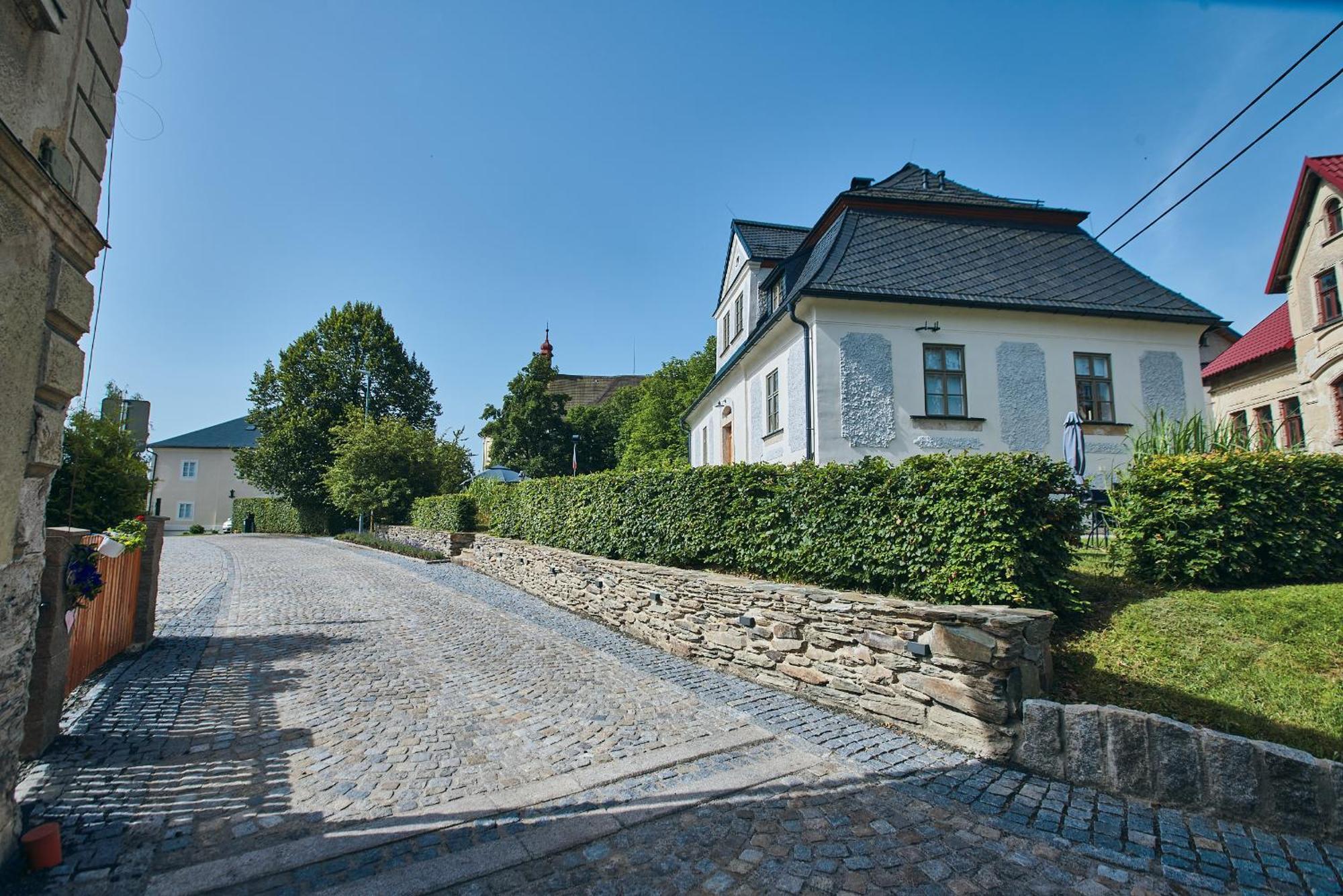 Barokni Kaplanka 1796 A. D. - Luxusni Apartmany V Ceskem Raji Zelezny Brod エクステリア 写真